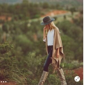 ⭐️NWT Andersen & Lauth by Anthropologie Faux Suede Fringed Poncho⭐️